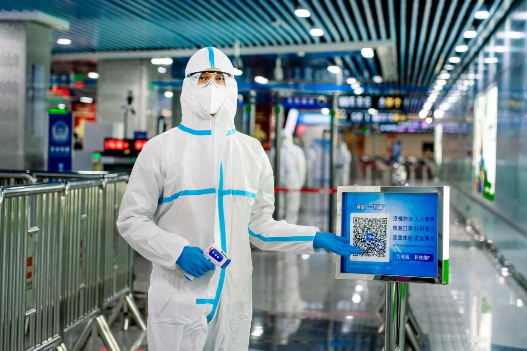 乘车方式:搭乘地铁时,请全程佩戴好口罩,主动扫描车站二维码(一码通绿